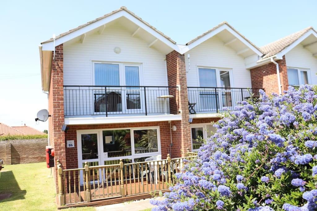 Corton Retreats At Waterside Park Villa Exterior photo