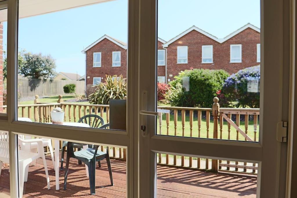 Corton Retreats At Waterside Park Villa Exterior photo